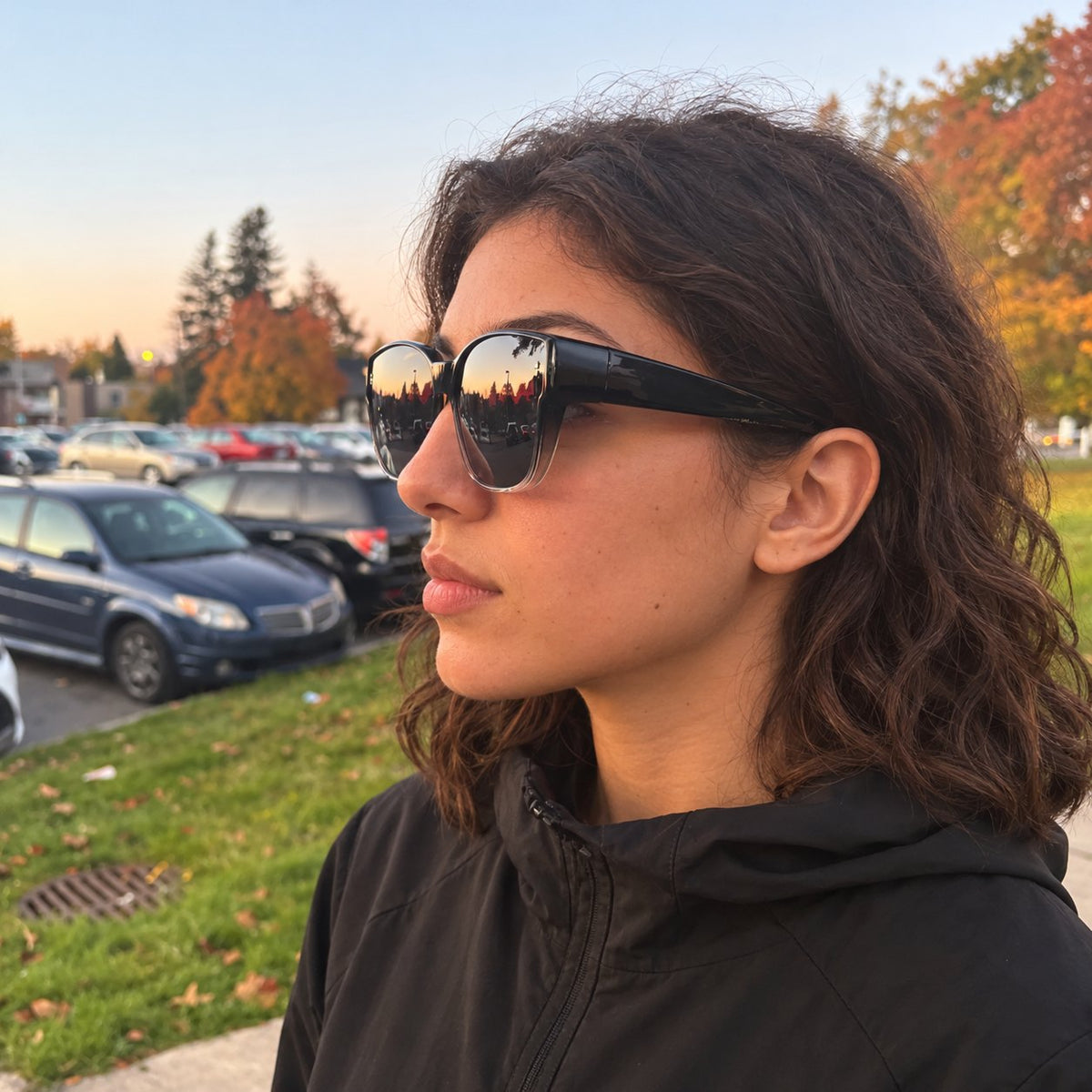 Femme portant les lunettes FERBIK AURORE noir dégradé, vue de côté