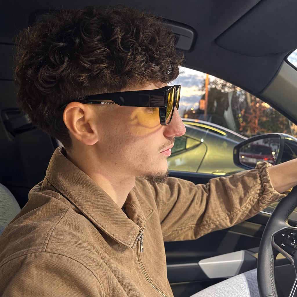 Homme au volant en fin de journée portant les lunettes FERBIK BORÉAL NUIT à verres jaunes