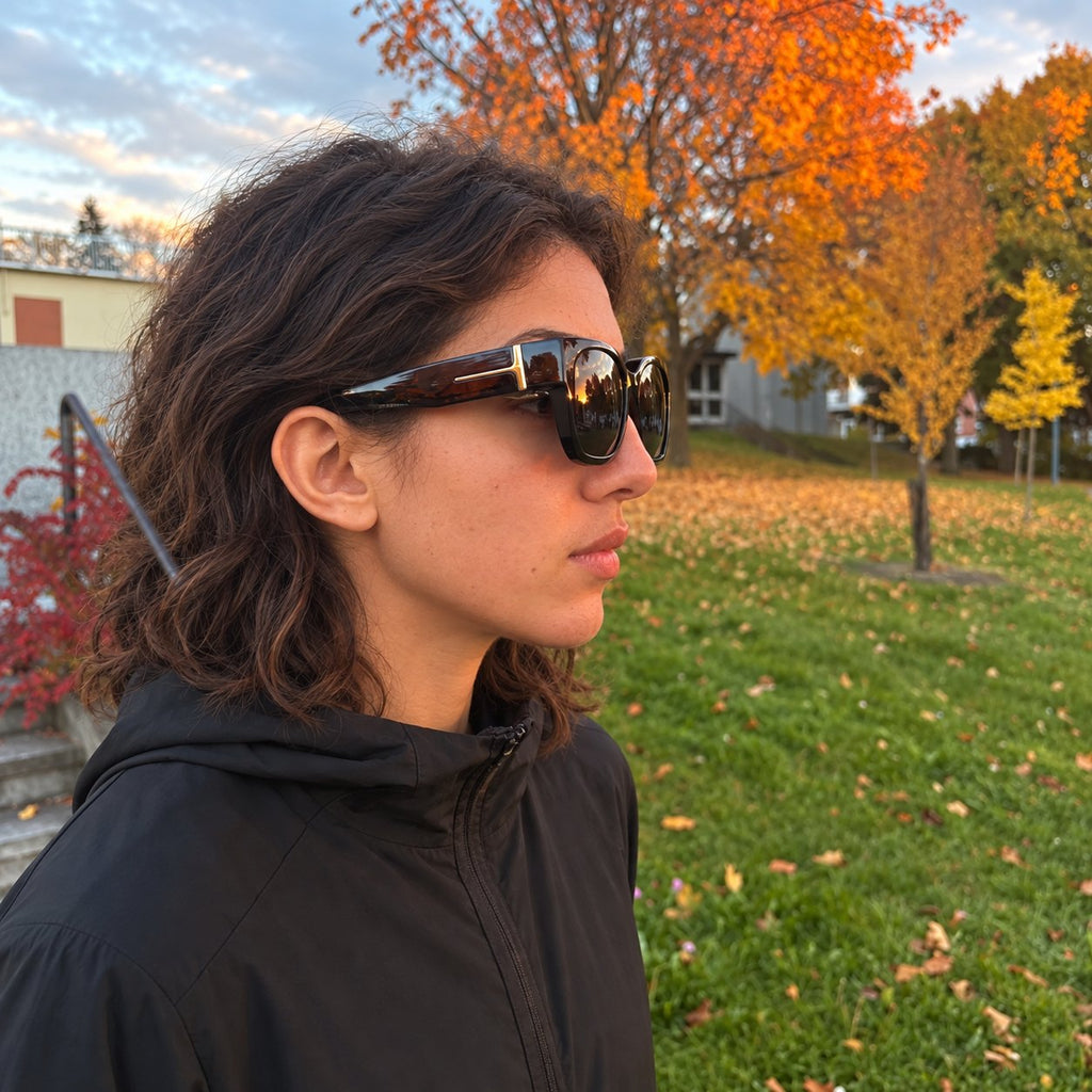 Femme portant les lunettes FERBIK VESPRA noir, vue de côté