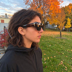 Femme portant les lunettes FERBIK VESPRA noir, vue de côté