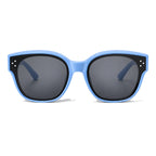 Lunettes de soleil enfant par-dessus PETIT NORD bleu ciel, vue de face