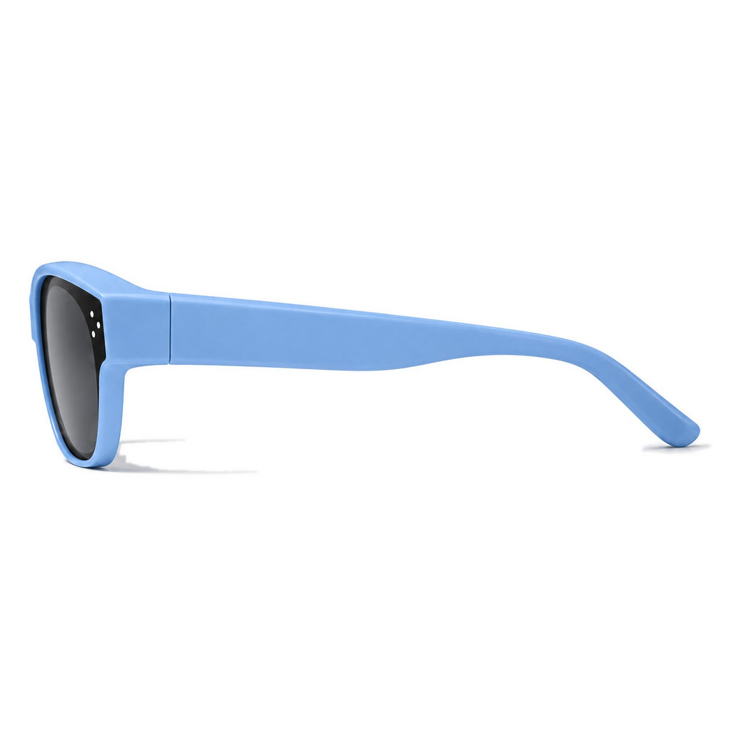 Lunettes de soleil enfant par-dessus PETIT NORD bleu ciel, vue de profil